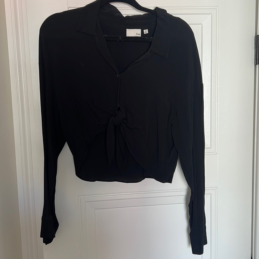 Aritzia Wilfred Free crop top blouse in black